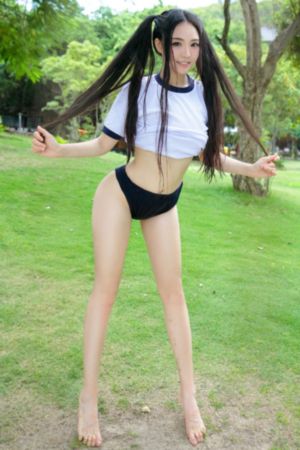 女人脱了内裤趴开腿让男躁动态图
